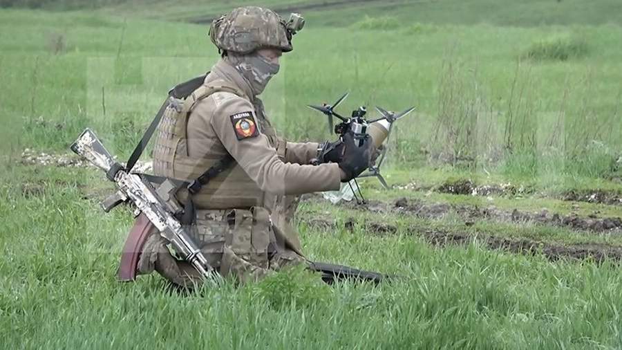 Российские бойцы показали «Известиям» работу FTV-коптера в зоне ...